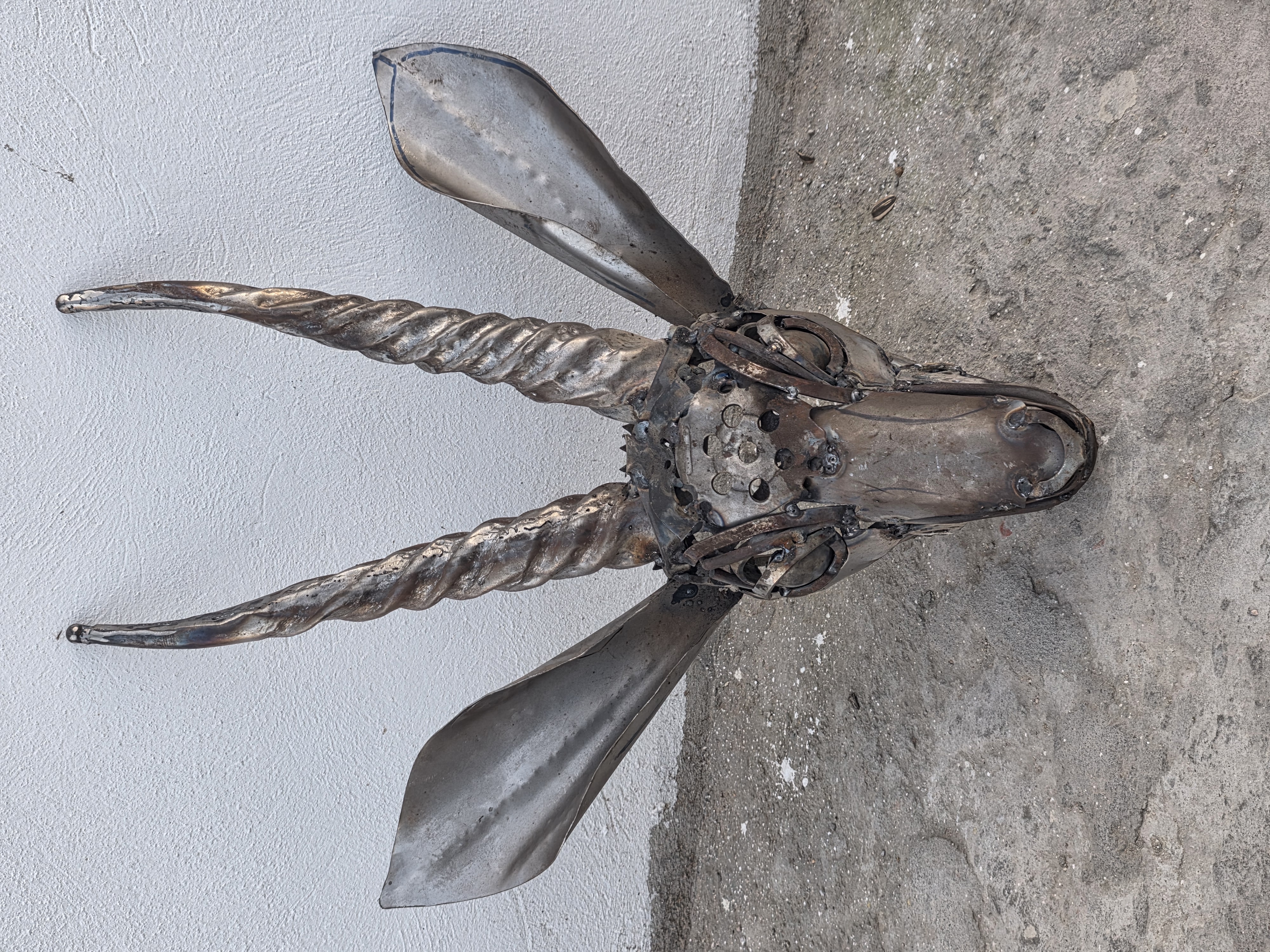 Scultura cervo in metallo — freni e parti meccaniche riciclate, in lavorazione AKLAM