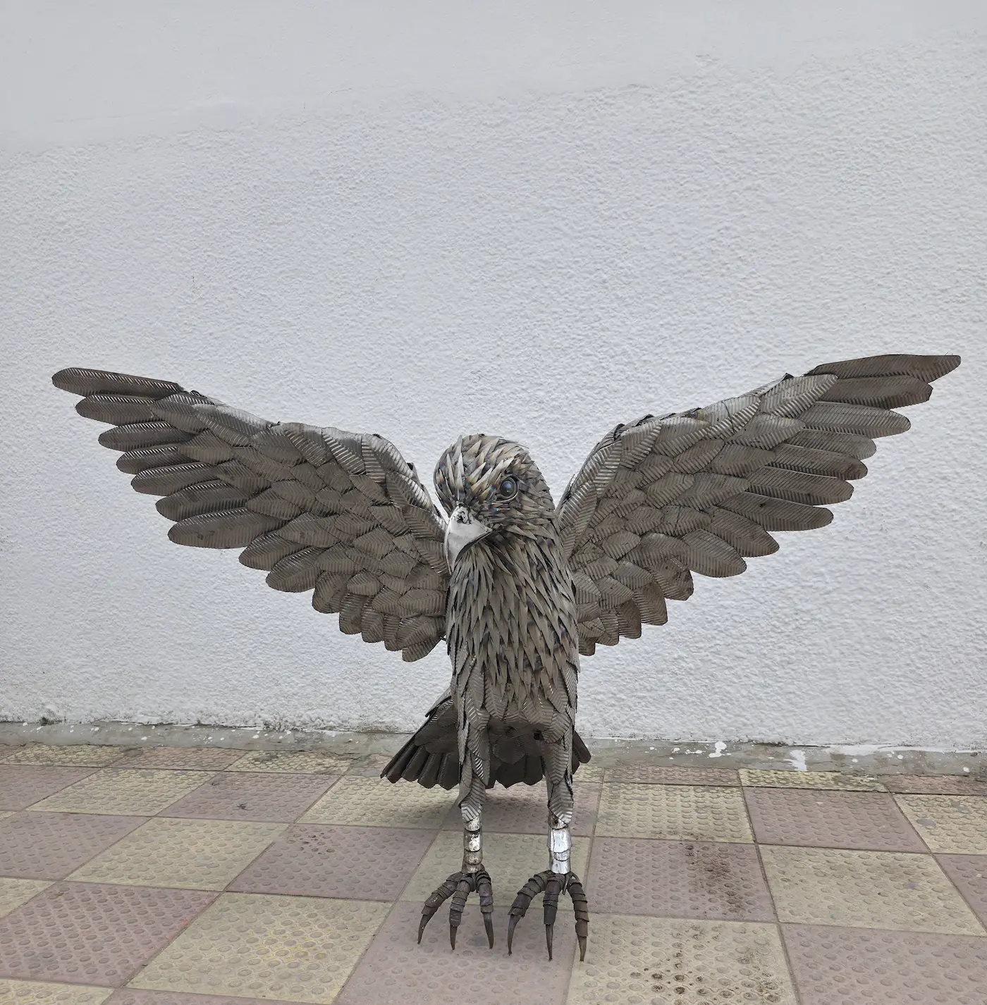 Aquila AKLAM — Scultura in metallo di recupero